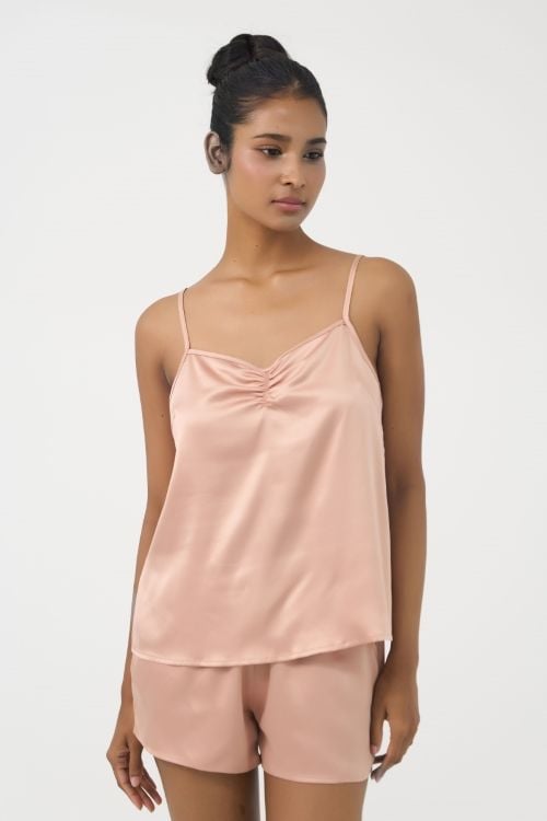  BSS011W44-BỘ SATIN SHORT VỚI THIẾT KẾ 2 DÂY QUYẾN RŨ, MANG LẠI CẢM GIÁC MỀM MẠI VÀ THOÁNG MÁT. 