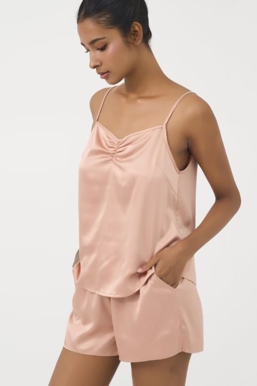  BSS011W44-BỘ SATIN SHORT VỚI THIẾT KẾ 2 DÂY QUYẾN RŨ, MANG LẠI CẢM GIÁC MỀM MẠI VÀ THOÁNG MÁT. 