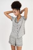  BSS019S42-BỘ SHORT SATIN CỔ PIJAMA VỚI CHẤT LIỆU MỀM MỊN, MÁT MẺ MANG LẠI CẢM GIÁC THOẢI MÁI VÀ SANG TRỌNG KHI MẶC. 