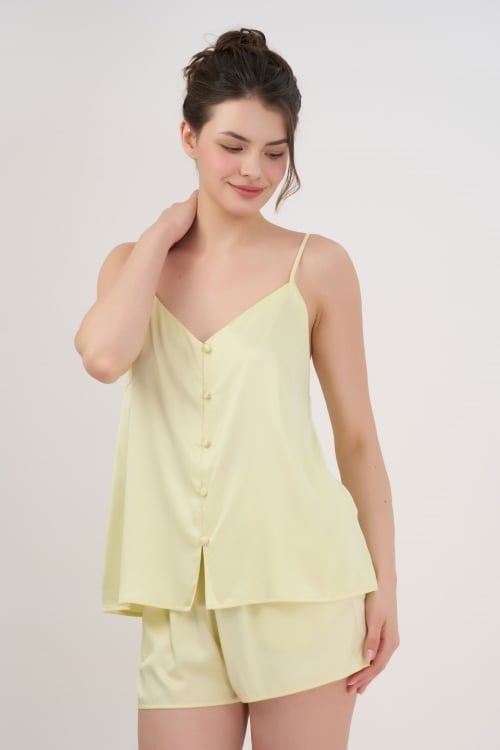  BSS030S52-BỘ SHORT SATIN 2 DÂY MÀU VÀNG MANG PHONG CÁCH SANG TRỌNG, QUYẾN RŨ  PHÙ HỢP CHO MÙA HÈ . 
