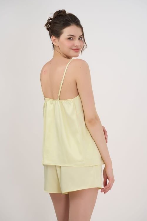  BSS030S52-BỘ SHORT SATIN 2 DÂY MÀU VÀNG MANG PHONG CÁCH SANG TRỌNG, QUYẾN RŨ  PHÙ HỢP CHO MÙA HÈ . 