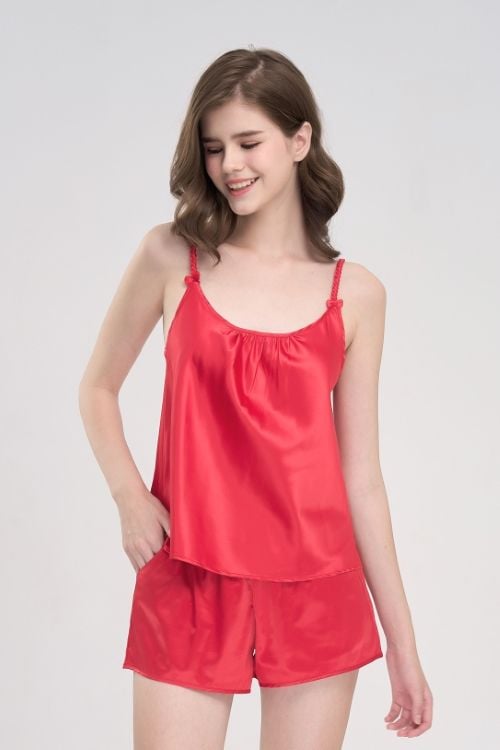  BSS036S21-BỘ SHORT SATIN CAO CẤP MÀU ĐỎ VỚI THIẾT KẾ 2 DÂY MANG NÉT SANG TRỌNG VÀ SEXY CHO MÙA TẾT. 