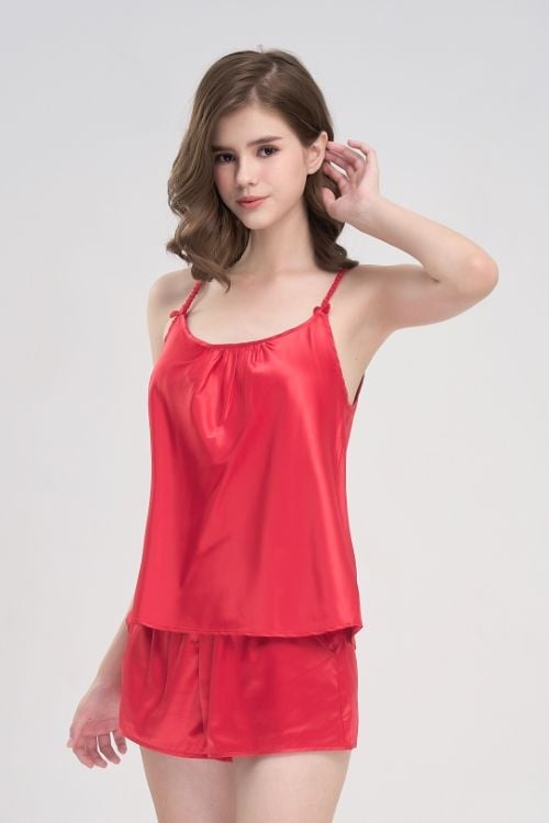  BSS036S21-BỘ SHORT SATIN CAO CẤP MÀU ĐỎ VỚI THIẾT KẾ 2 DÂY MANG NÉT SANG TRỌNG VÀ SEXY CHO MÙA TẾT. 