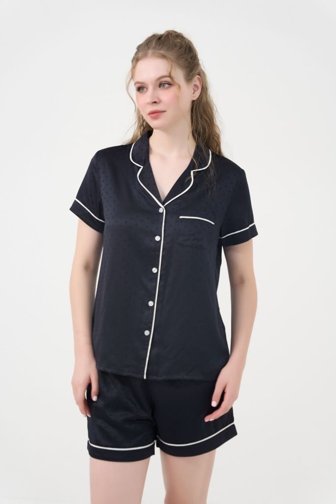  BSS041W41-BỘ SHORT SATIN CAO CẤP NỀN ĐEN VỚI THIẾT KỂ CỔ PIJAMA THOẢI MÁI VÀ THỜI THƯỢNG. 