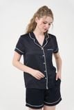  BSS041W41-BỘ SHORT SATIN CAO CẤP NỀN ĐEN VỚI THIẾT KỂ CỔ PIJAMA THOẢI MÁI VÀ THỜI THƯỢNG. 