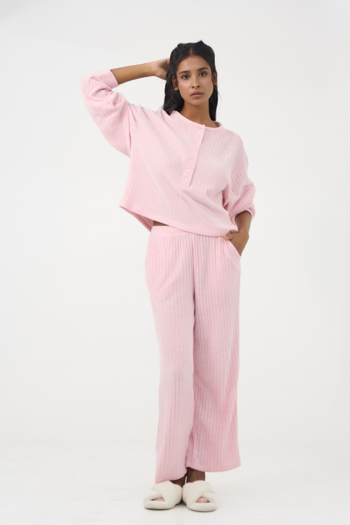 BTD141W41-BỘ THUN DÀI VỚI THIẾT KẾ ÁO CỔ TRỤ THANH LỊCH, SẮC HỒNG NỮ TÍNH TẠO CẢM GIÁC ẤM ÁP VÀ THOẢI MÁI KHI MẶC.