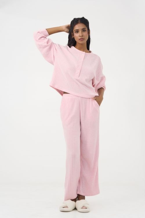  BTD141W41-BỘ THUN DÀI VỚI THIẾT KẾ ÁO CỔ TRỤ THANH LỊCH, SẮC HỒNG NỮ TÍNH TẠO CẢM GIÁC ẤM ÁP VÀ THOẢI MÁI KHI MẶC. 