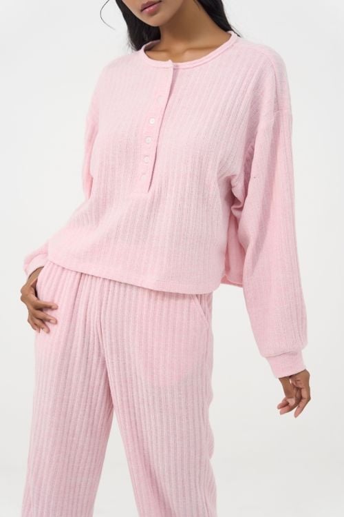  BTD141W41-BỘ THUN DÀI VỚI THIẾT KẾ ÁO CỔ TRỤ THANH LỊCH, SẮC HỒNG NỮ TÍNH TẠO CẢM GIÁC ẤM ÁP VÀ THOẢI MÁI KHI MẶC. 