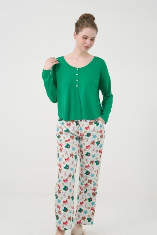  BTD210W41-BỘ  DÀI TAY KẾT HỢP GIỮA ÁO THUN XANH VÀ HỌA TIẾT QUẦN  XINH XẮN TẠO VẺ NGOÀI TRẺ TRUNG VÀ NĂNG ĐỘNG. 