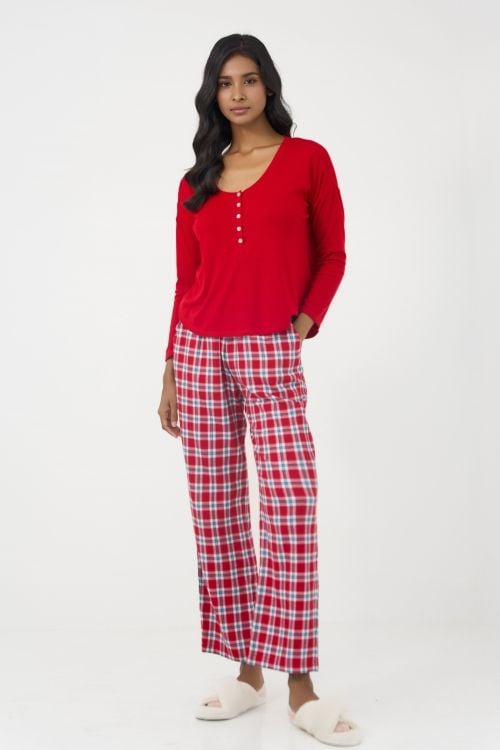  BTD210W42-BỘ DÀI TAY KẾT HỢP GIỮA ÁO THUN ĐỎ VÀ QUẦN CARO ĐỎ TẠO VẺ NGOÀI TRẺ TRUNG VÀ NĂNG ĐỘNG MÙA TẾT. 