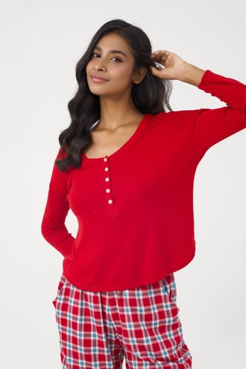  BTD210W42-BỘ DÀI TAY KẾT HỢP GIỮA ÁO THUN ĐỎ VÀ QUẦN CARO ĐỎ TẠO VẺ NGOÀI TRẺ TRUNG VÀ NĂNG ĐỘNG MÙA TẾT. 