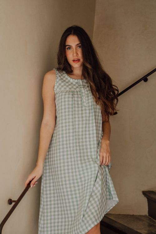  DDK030S51-ĐẦM KATE DÀI THIẾT KẾ CỔ TRÒN VỚI ĐIỂM NHẤN BÈO NỔI BẬT MANG ĐẾN TRẺ TRUNG VÀ DUYÊN DÁNG 