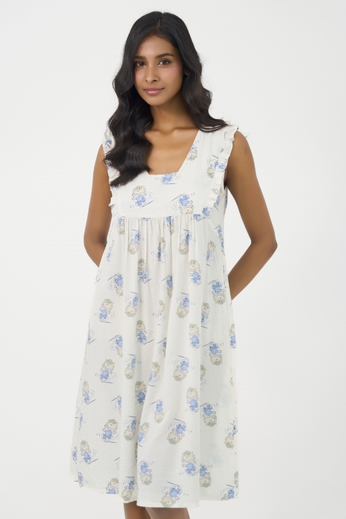 DDK080W41-ĐẦM KATE DÀI THIẾT KẾ CỔ VUÔNG VỚI ĐIỂM NHẤN BÈO NỔI BẬT MANG ĐẾN CẢM GIÁC MỀM MẠI, NHẸ NHÀNG LÀ LỰA CHỌN LÝ TƯỞNG CHO MÙA HÈ