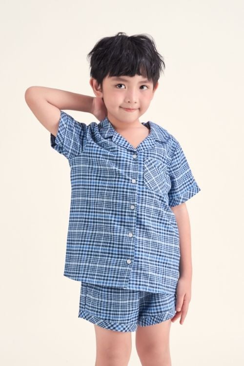  KSK010W42-BỘ PIJAMA SHORT CHẤT KATE VỚI HỌA TIẾT CARO XANH CHO BÉ 