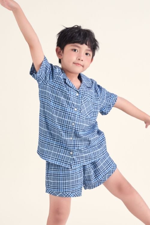  KSK010W42-BỘ PIJAMA SHORT CHẤT KATE VỚI HỌA TIẾT CARO XANH CHO BÉ 