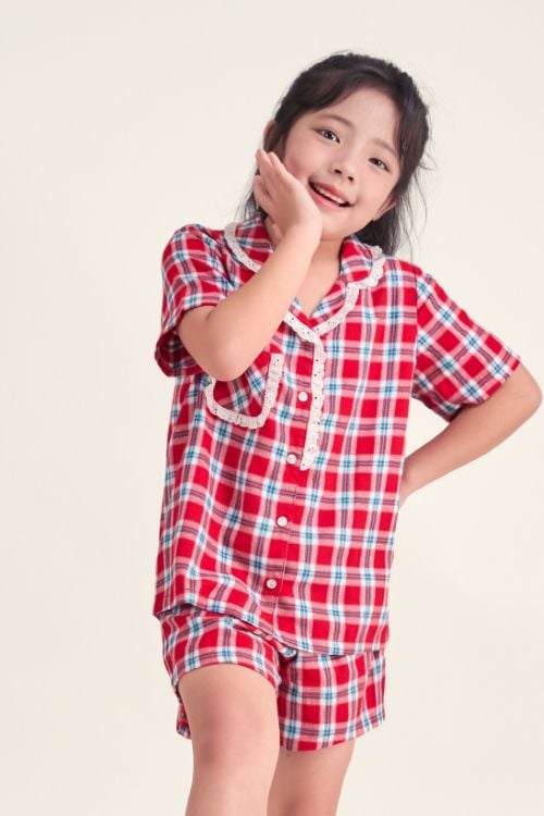  KSK020W41-BỘ PIJAMA SHORT CHẤT KATE CÓ PHỐI REN VỚI HỌA TIẾT CARO ĐỎ CHO BÉ. 