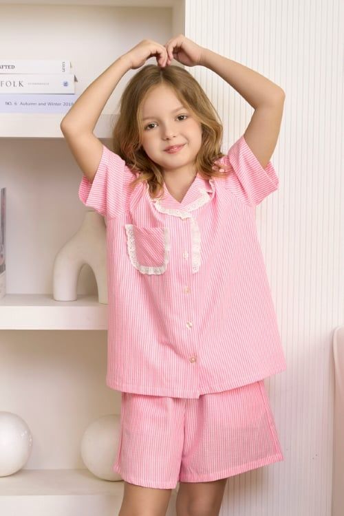  KSK022W41-BỘ SHORT KATE VỚI THIẾT KẾ  PIJAMA  ĐIỂM NHẤN REN NỔI BẬT TẠO SỰ XINH XẮN VÀ ĐÁNG YÊU CHO BÉ. 
