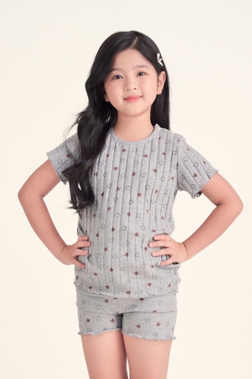 KST013S43-BỘ THUN SHORT MÀU XÁM VỚI NHIỀU HỌA TIẾT XINH XẮN CHO BÉ.