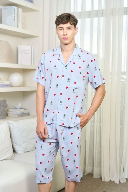  MLK022W01-BỘ PIJAMA LỬNG CHẤT TOLE VỚI HỌA TIẾT XINH XẮN CHO MÙA NOEL LÀ LỰA CHỌN LÝ TƯỞNG ĐỂ TẠO KHÔNG KHÍ ẤP ÁP TRONG NGÀY LỄ. 