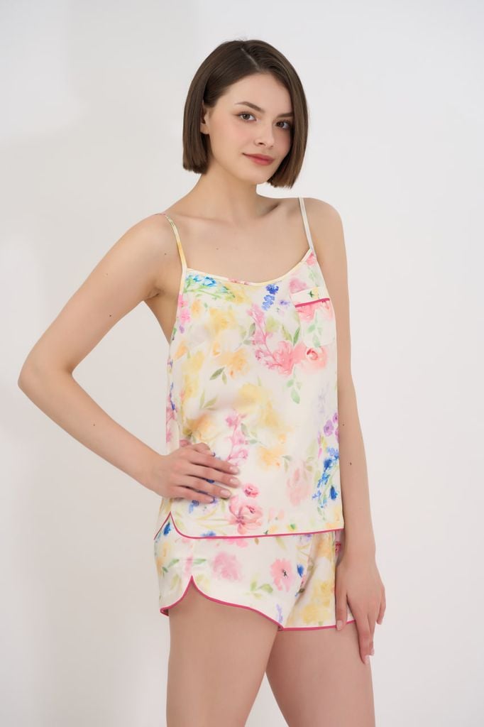  BSS051S21-BỘ SATIN SHORT VỚI THIẾT KẾ 2 DÂY QUYẾN RŨ, ĐIỂM NHẬN VIỀN NỔI BẬT MANG LẠI CẢM GIÁC MỀM MẠI VÀ THOÁNG MÁT. 