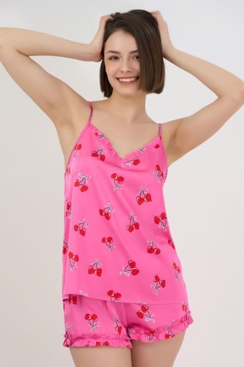  BSS013S31-BỘ SHORT SATIN 2 DÂY TRÊN NỀN VẢI HỒNG  KẾT HỢP VỚI HOẠ TIẾT CHERRY NỔI BẬT, TẠO ĐIỂM NHẤN NGỌT NGÀO VÀ TƯƠI TẮN. 