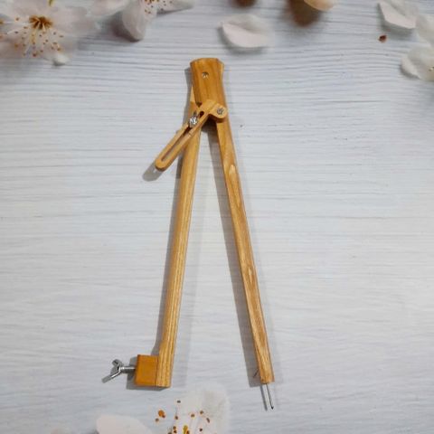 Compa gỗ dành cho giáo viên - dài 38cm, độ rộng bán kính 40cm - dùng được phấn và bút viết bảng