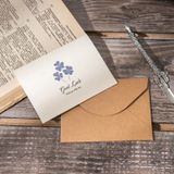 Thiệp in hình lá cây