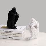 Mô hình trang trí, chặn sách - Người ôm chân