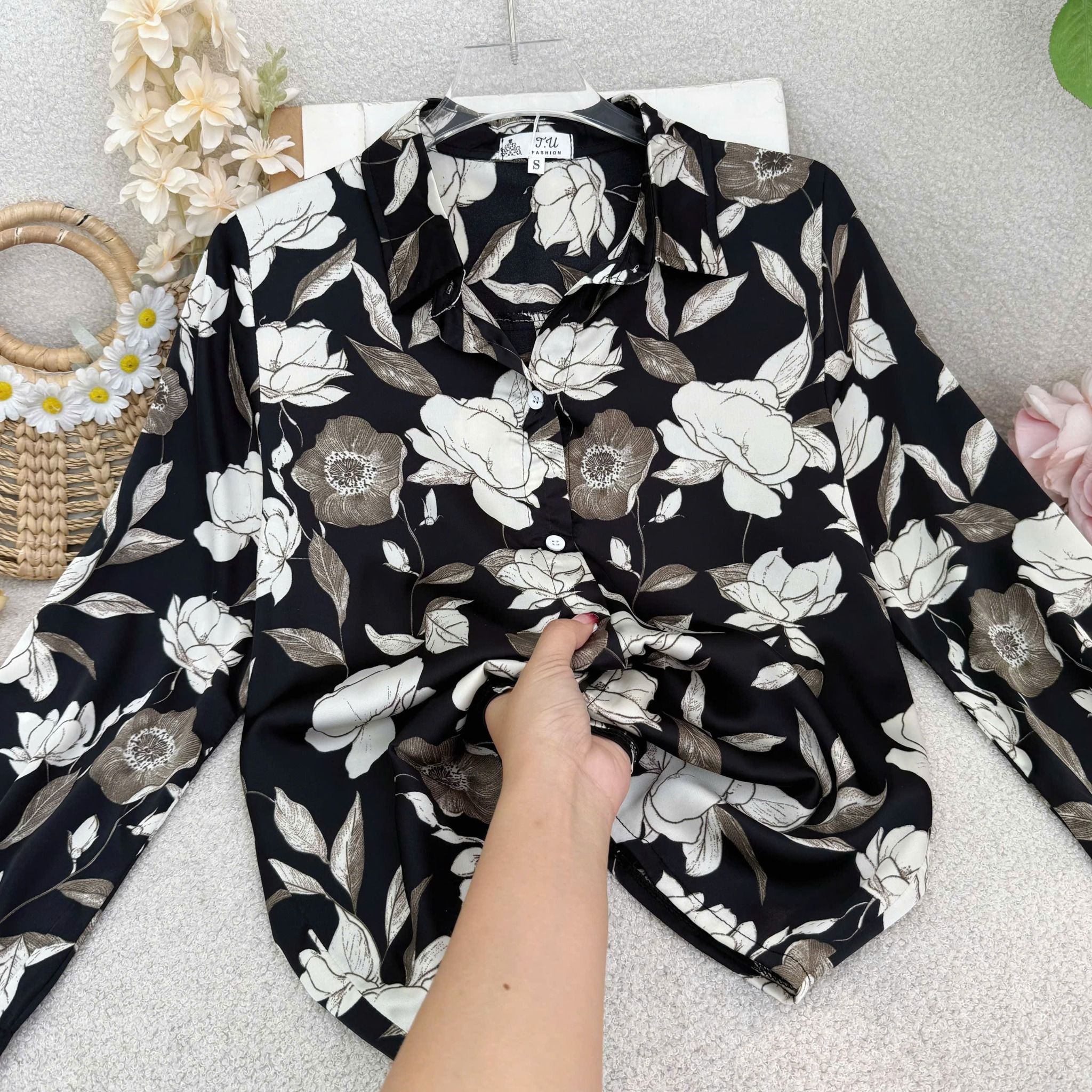 Áo Satin Lạnh Họa Tiết Thiết Kế TuTu Store Đi Chơi Dành Cho Nữ - Mã A508