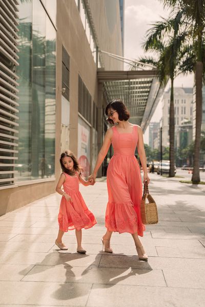  Đầm hoa hồng bé gái, cổ vuông (Elegant Rosie Dress) B22 