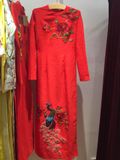  Áo dài gấm đỏ thêu hoa và công 