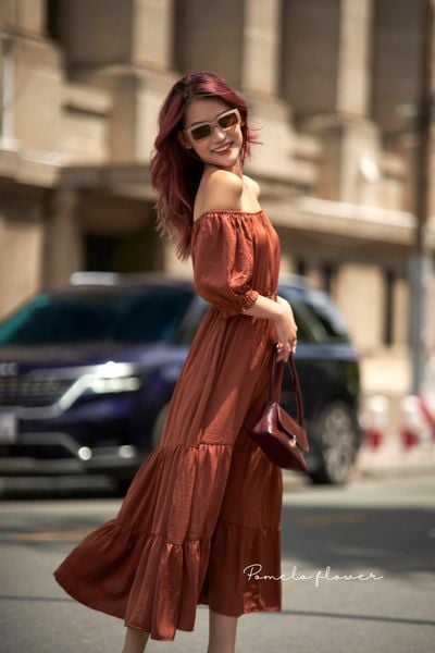  Đầm trễ vai lụa - Nâu D718 
