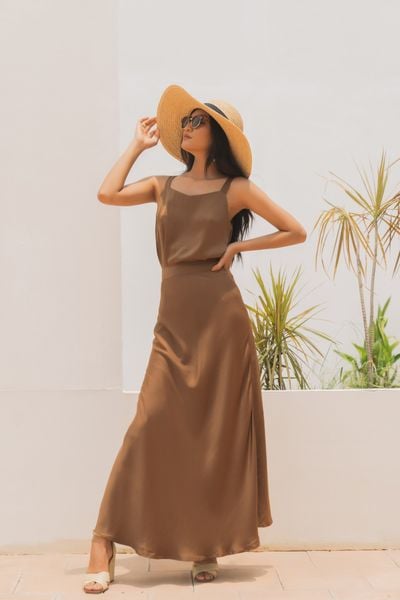 Hình nền Nền Người Phụ Nữ Trên Bãi Biển Trong Chiếc Váy Lụa Và Chiếc Mũ  Nền Hình ảnh đầm Maxi đi Biển Background Vector để tải xuống miễn phí   Pngtree