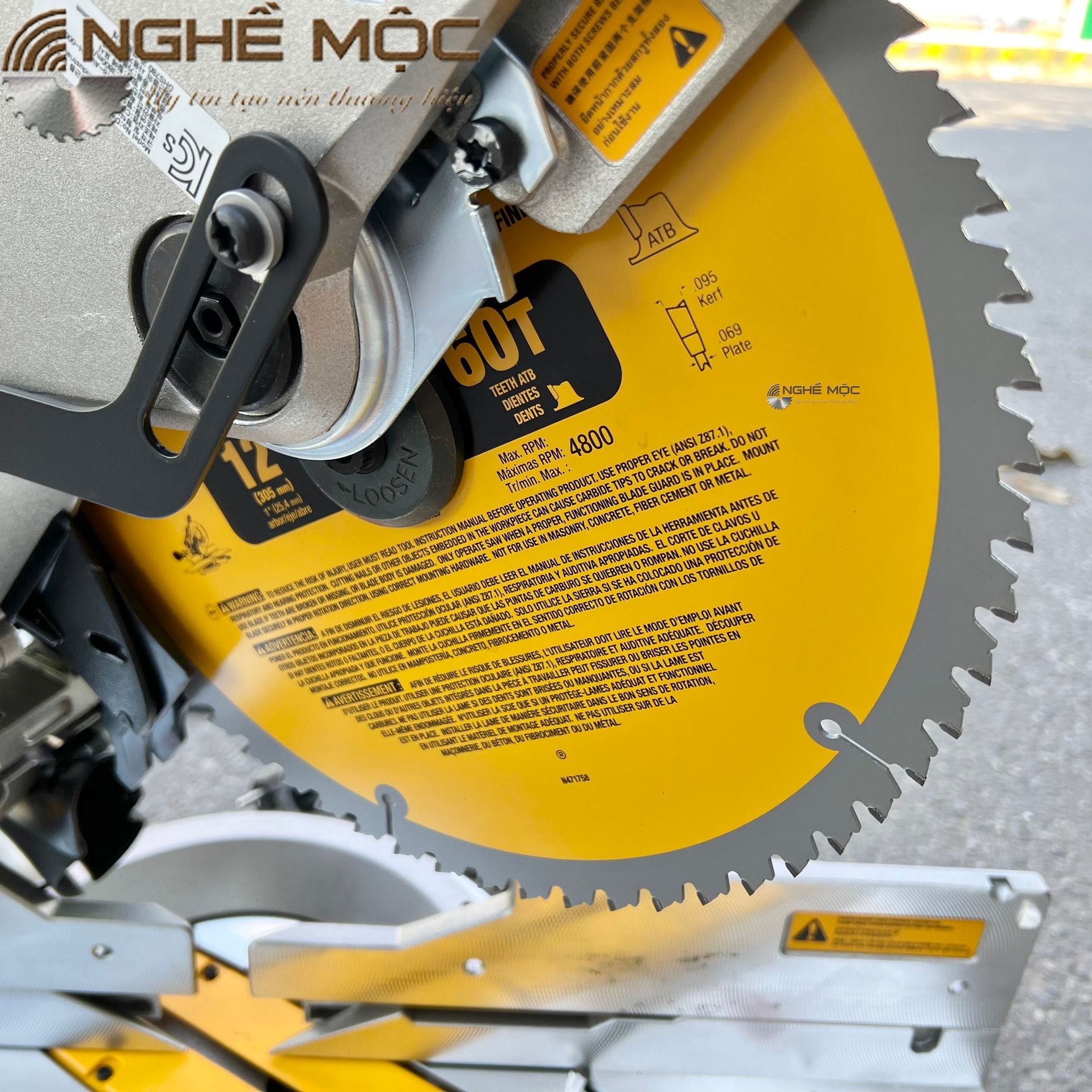 Máy cưa  Dewalt trượt DWS780 có lưỡi cưa sắc bén