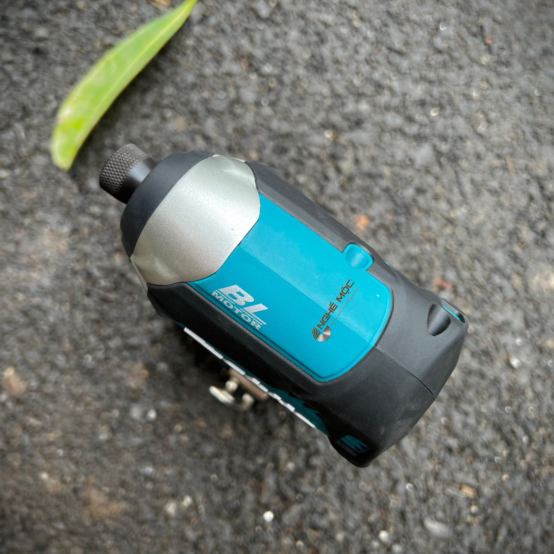 máy bắt vít Makita xdt13