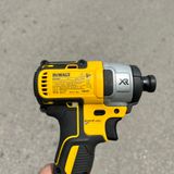 Thông tin máy được in trên đầu máy bắt vít DEWALT DCF887P2