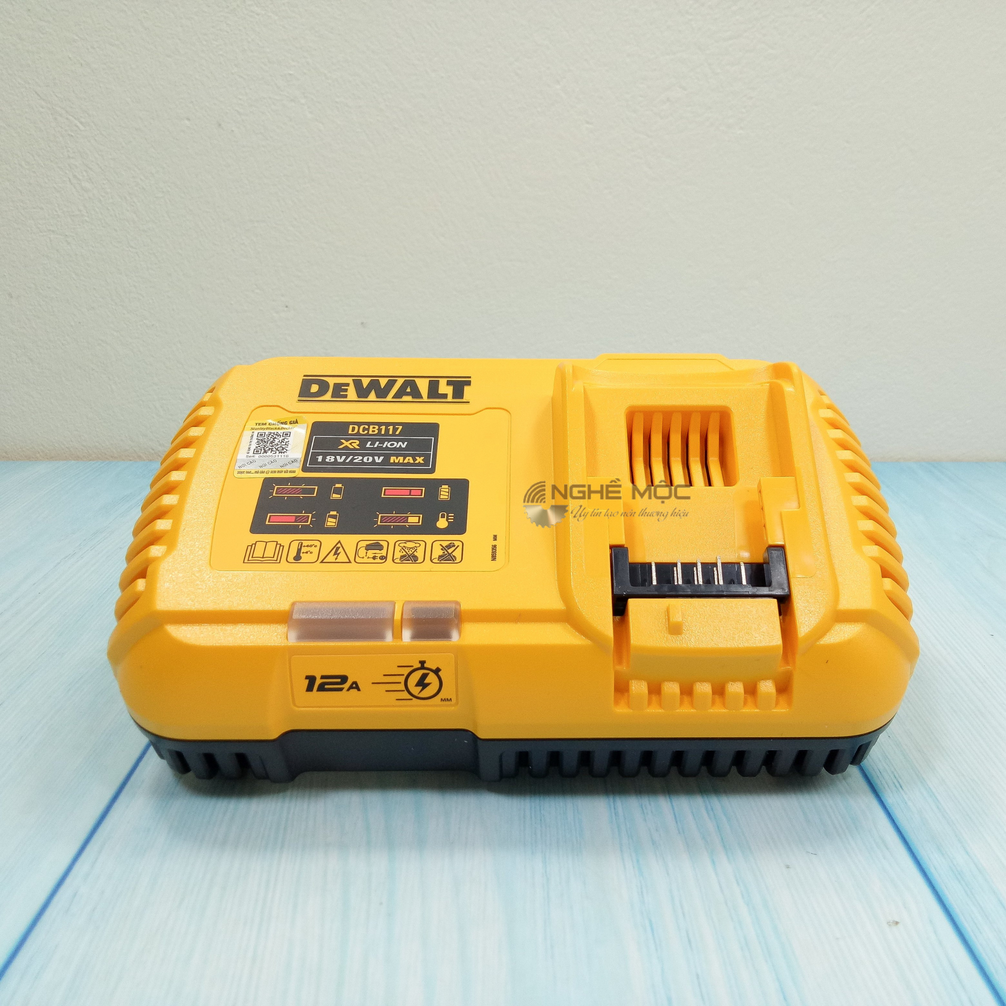 B s c nhanh 18 54V Dewalt DCB117 mochaiphat