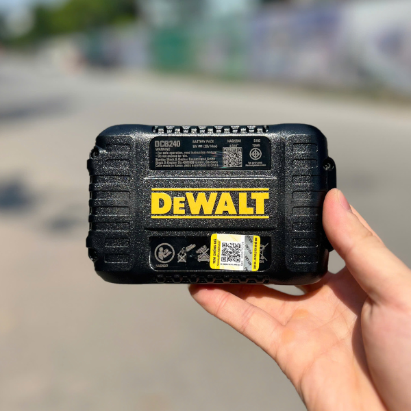 Pin 4a Dewalt DCB240