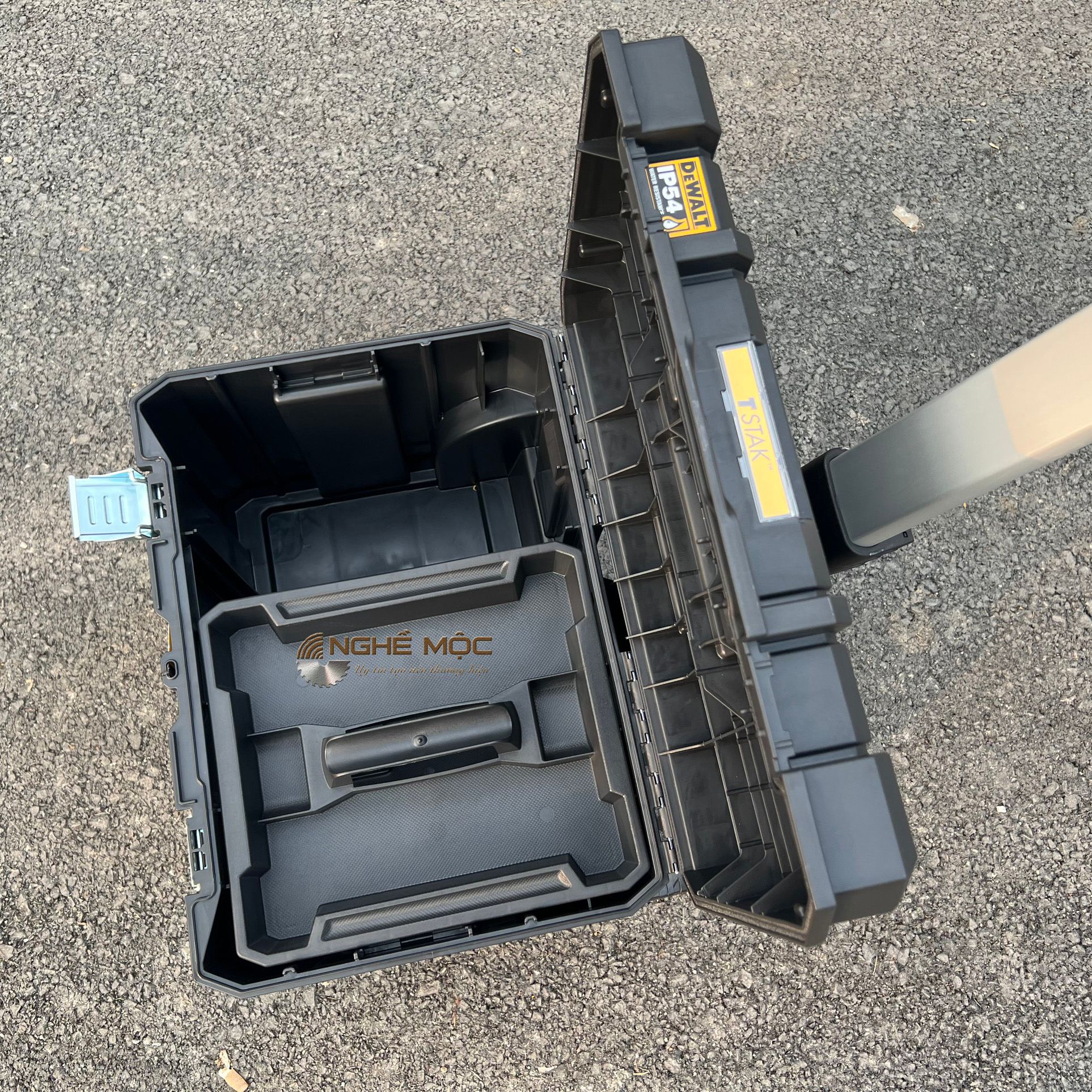 Hộp đựng dụng cụ (nhựa) có bánh xe có tay cầm Dewalt DWST83347-1