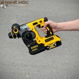 DCH273 vừa vặn tay cầm, bạn có thể dễ dàng điều khiển một tay