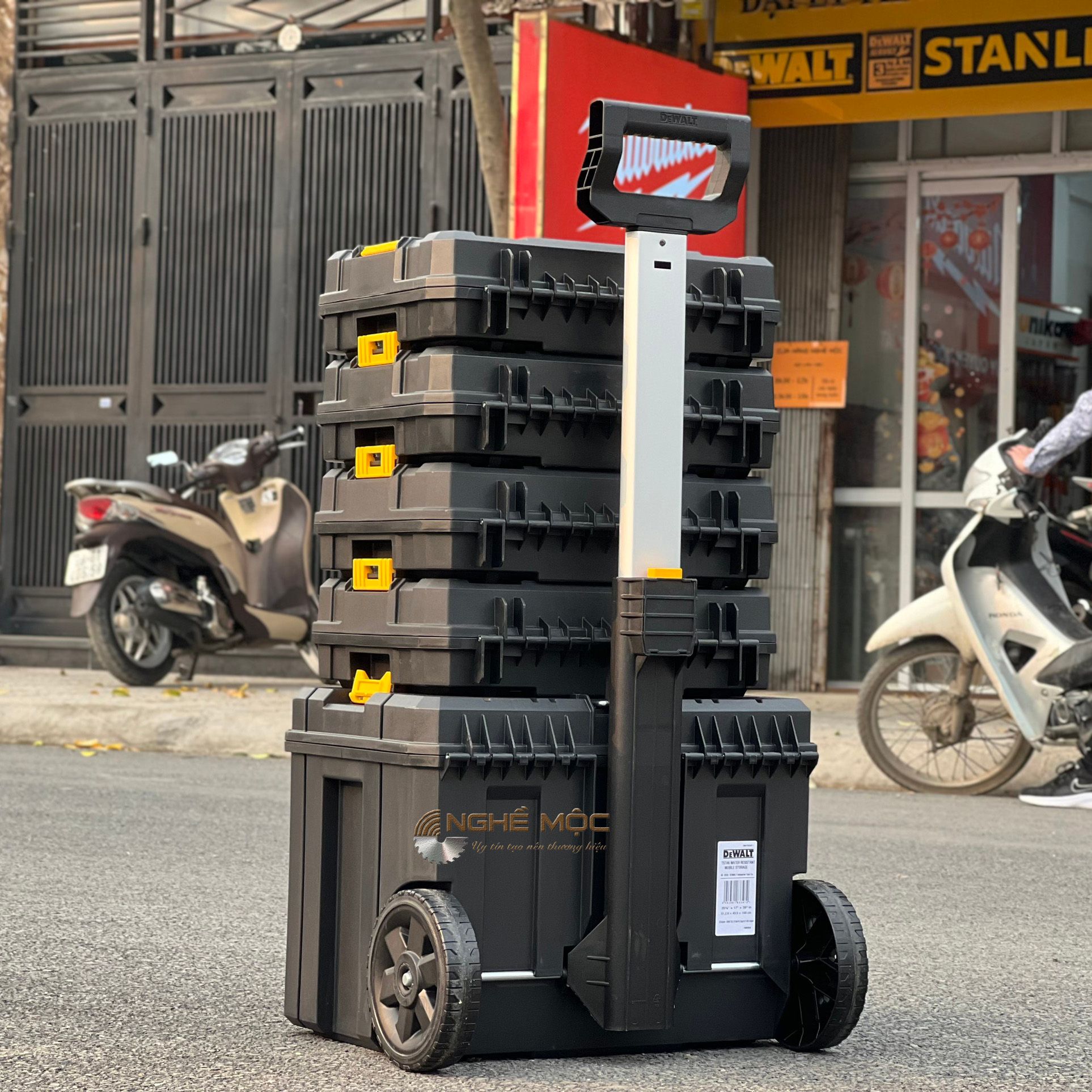 Hộp đựng dụng cụ (nhựa) có bánh xe có tay cầm Dewalt DWST83347-1