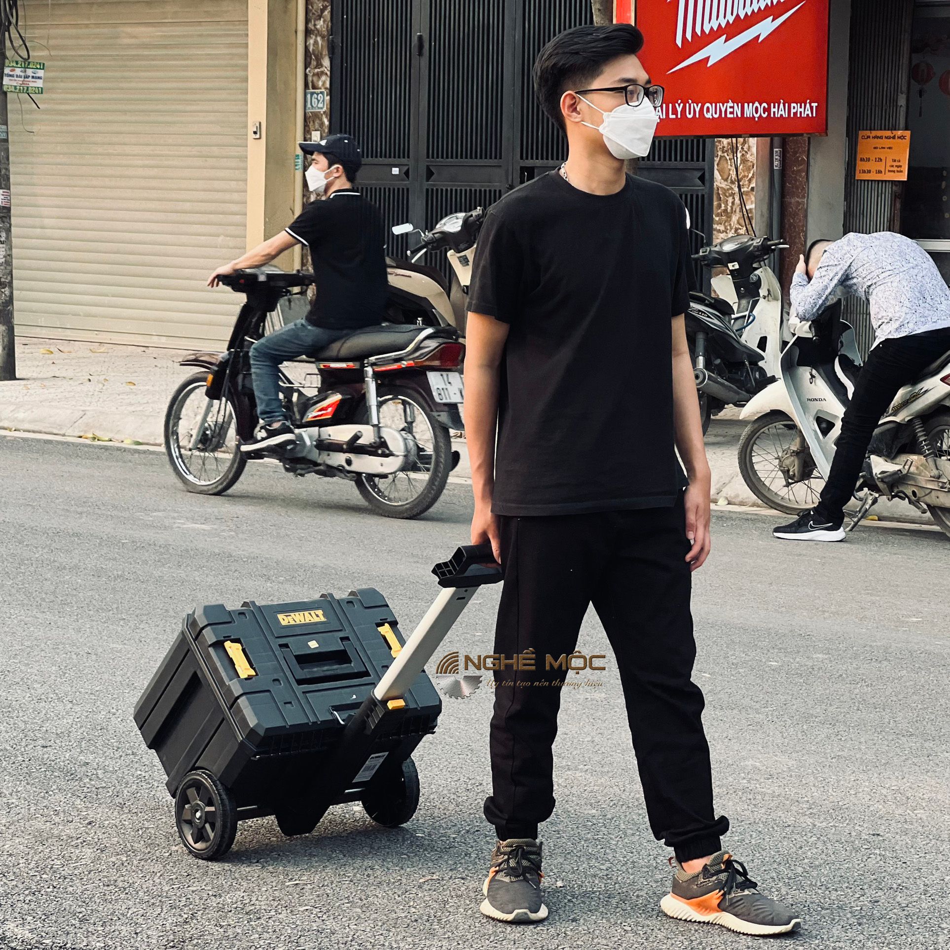 Hộp đựng dụng cụ (nhựa) có bánh xe có tay cầm Dewalt DWST83347-1