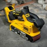 Máy chà nhám dây đai dùng pin 18V  DEWALT DCW220