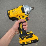 Máy siết bu lông dùng pin Dewalt DCF892