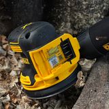 Máy chà nhám tròn dewalt DCW210B