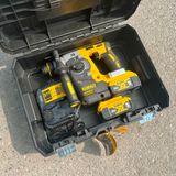 Máy khoan bê tông Dewalt dch273 được dựng trong vali tiện lợi