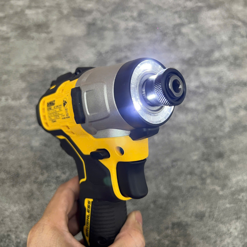 MÁY VẶN VÍT DCF801