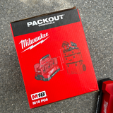 Bộ sạc nhanh 6 cổng Milwaukee M18™ PACKOUT™ mã M18 PC6 được đựng trong hộp giấy