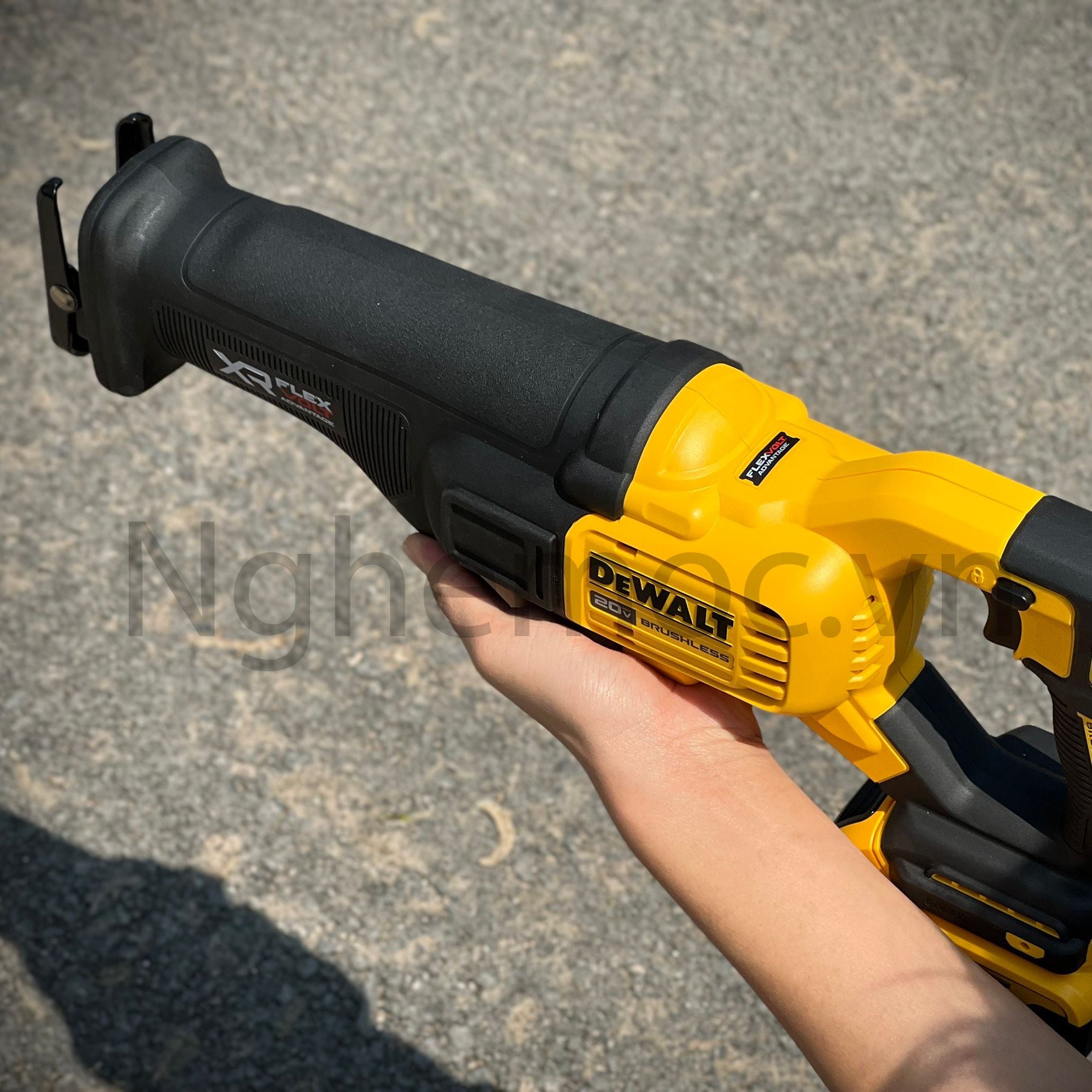 Máy cưa kiếm Dewalt DCS386