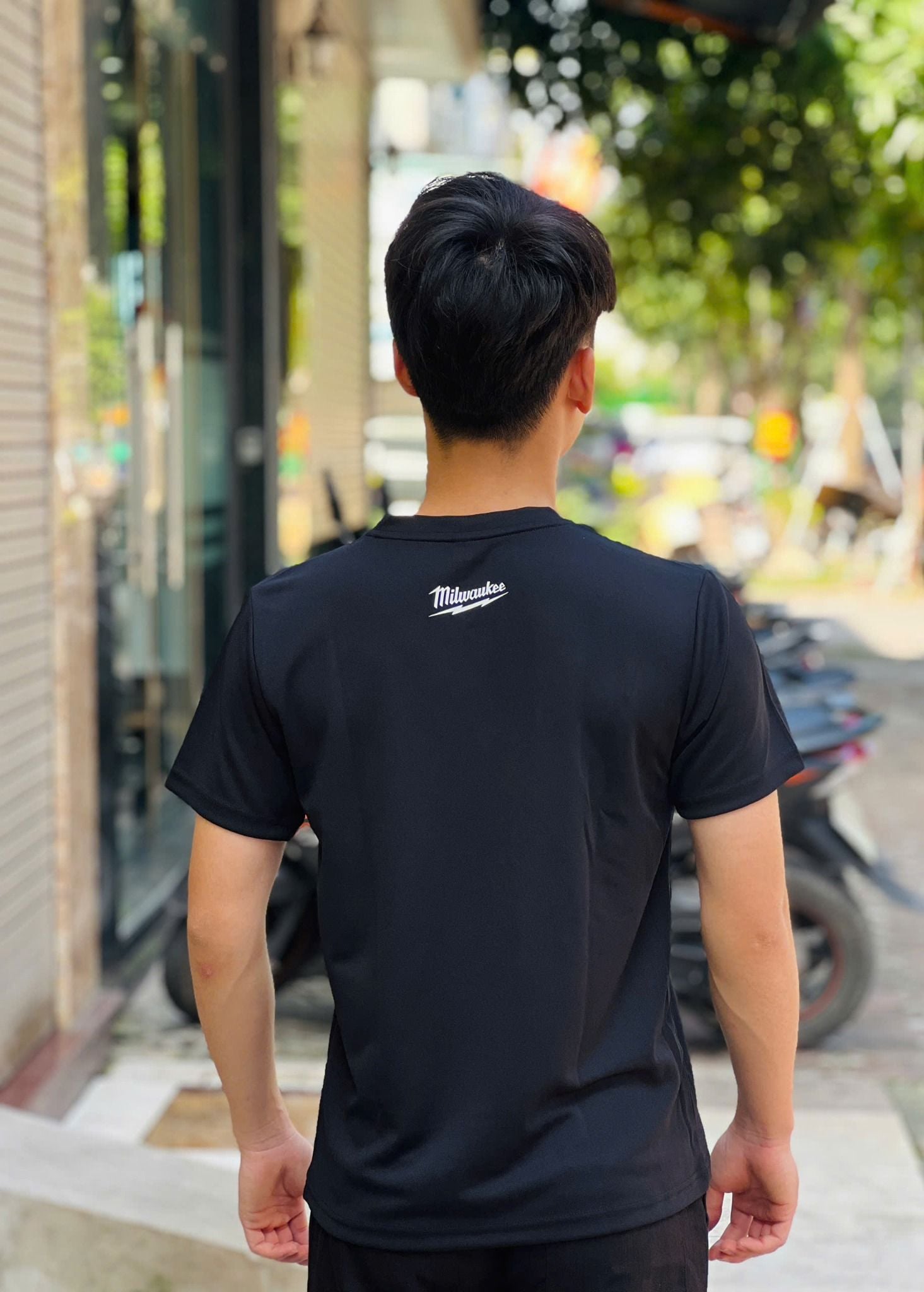 Áo thun chính hãng Milwaukee màu đen có in họa tiết